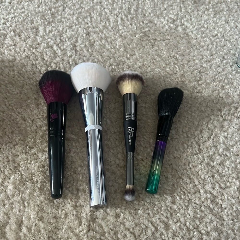 Set of powder brushes